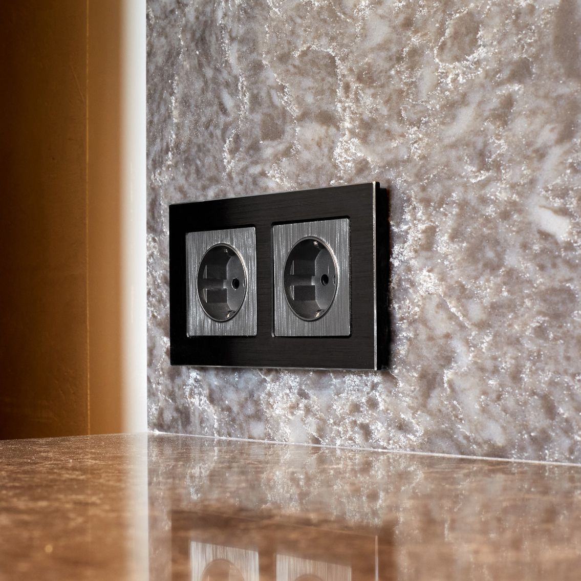 Розетка с заземлением и шторками (графит рифленый) a050750, W1171104 (Werkel, 4690389158636) - Amppa.ru